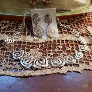 Premier designs neclace, bracelet and earrings in silverplate